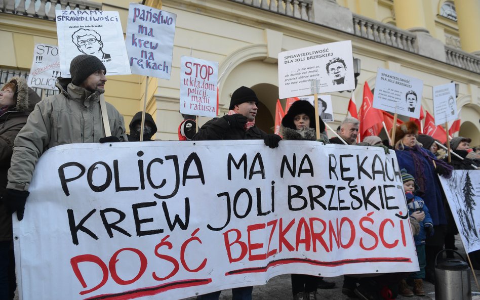 Warszawa, 01.03.2018. Lider Ruchu Sprawiedliwości Społecznej Piotr Ikonowicz (4L) w czasie protestu 