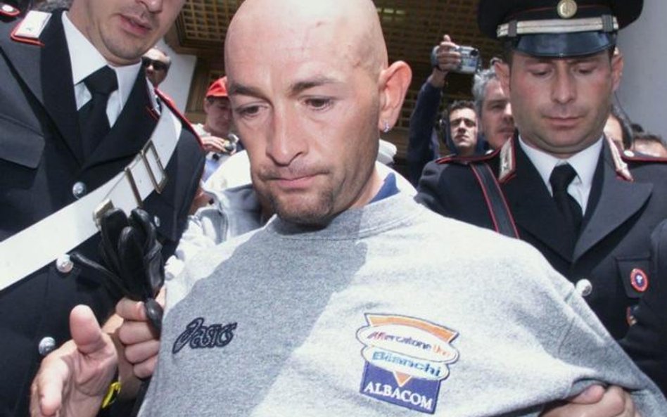 Pantani opuszczający hotel w Madonna Di Campiglio po dopingowej wpadce. Czerwiec 1999 r.