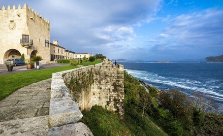 Paradory odznaczają się wyjątkowym położeniem. Na zdjęciu Parador de Baion