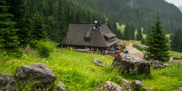 W piątek może padać i mocniej wiać. Jaka będzie pogoda w weekend?