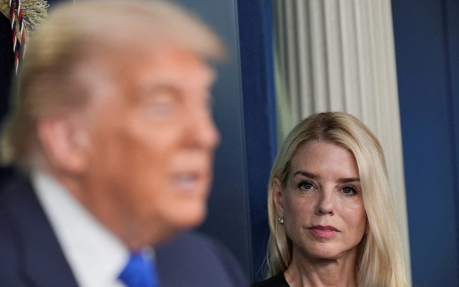 Prokurator generalna USA Pam Bondi podczas przemówienia Donalda Trumpa