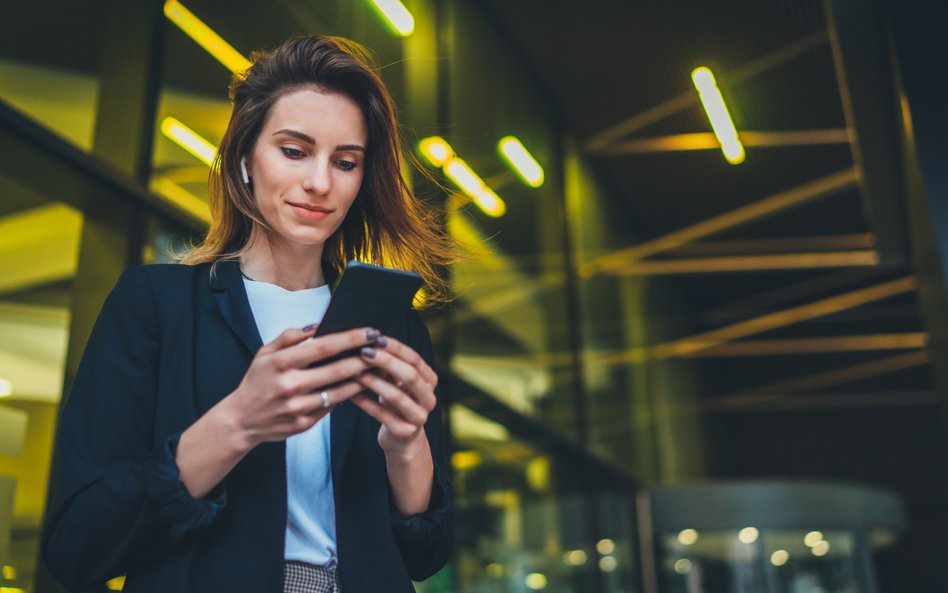 Aż 79 proc. internautów wykorzystuje urządzenia mobilne do robienia zakupów online. Smartfon jest sz