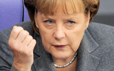 ziś niemieccy konstytucjonaliści oskarżają kanclerz Angelę Merkel o to, że decydując o zawieszeniu k