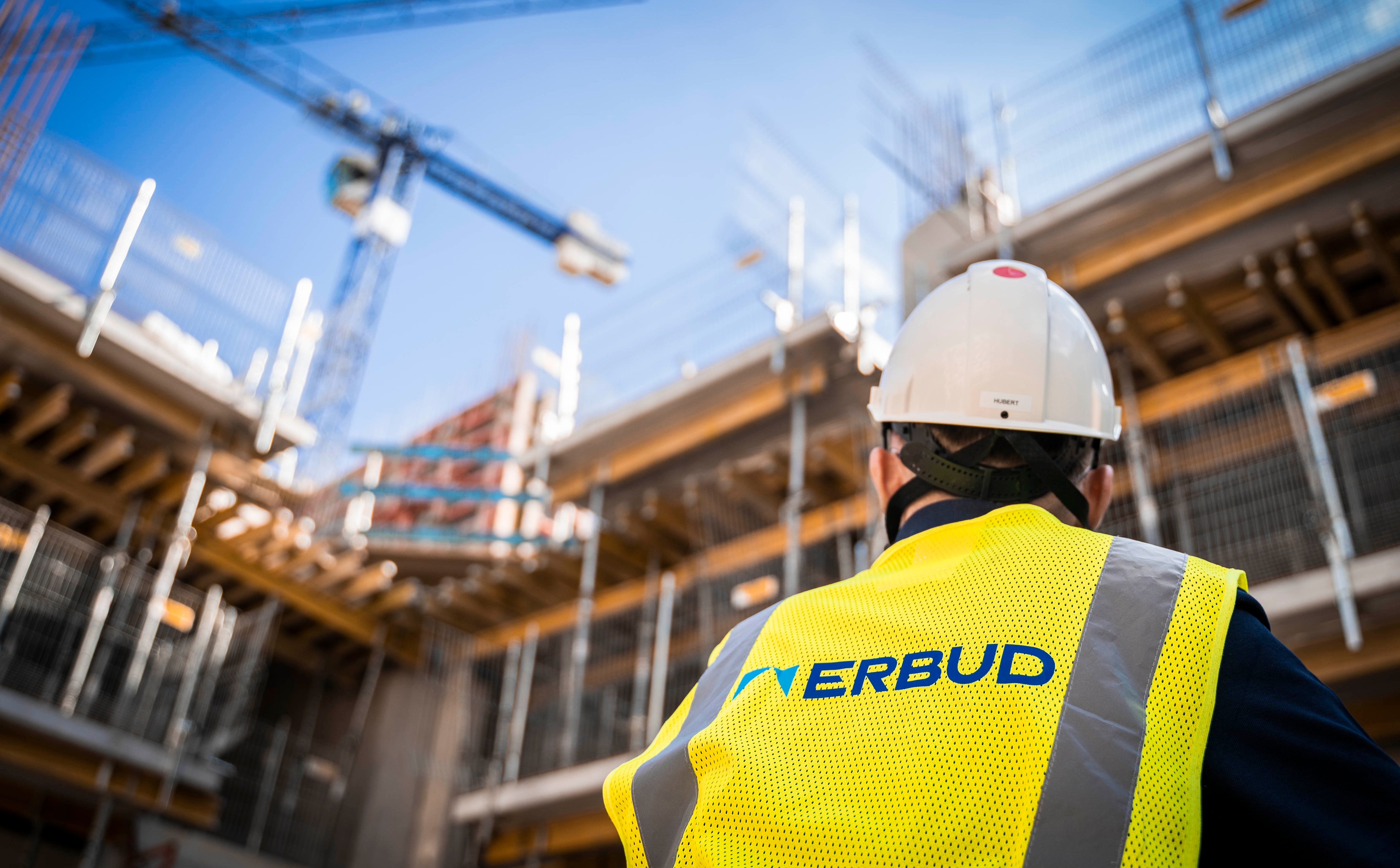 Erbud wycofuje się z budownictwa modułowego. Grupa stawia na OZE i infrastrukturę