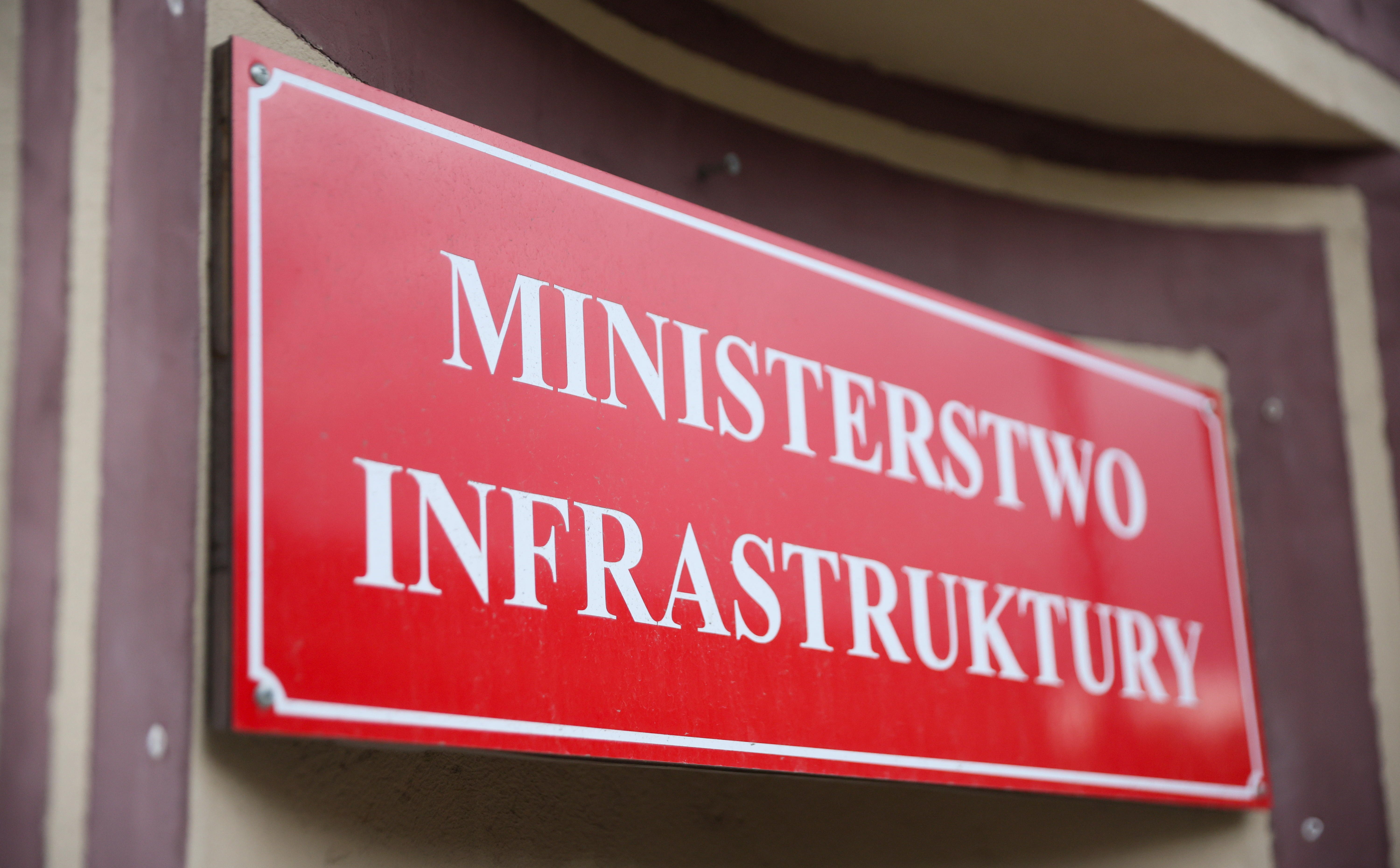 Ministerstwo Infrastruktury zmienia projekt ws. młodych kierowców. Media: skok na kasę