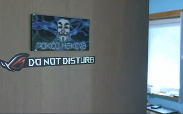 Kadr z filmu z zatrzymania hakerów