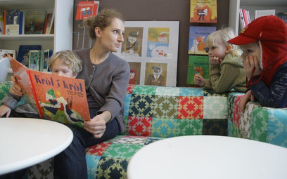 Magdalena Żakowska czyta dzieciom