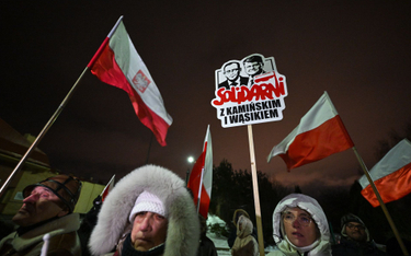 Manifestacja przed aresztem śledczym w Radomiu