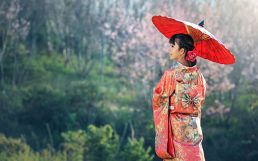 Japończycy będą wcześniej dorastać. Stracą producenci kimon?