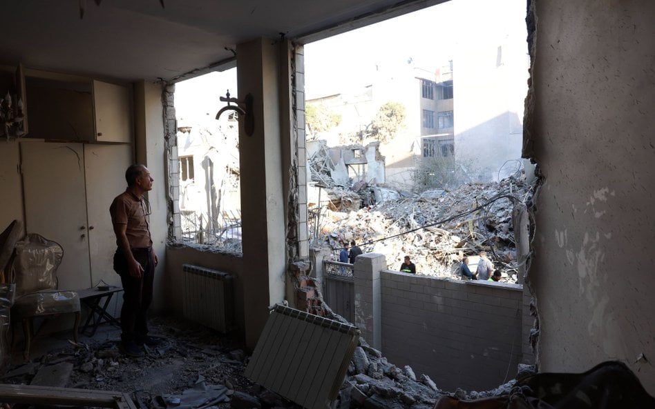 Zniszczone mieszkanie w budynku położonym obok synagogi Chorasaniha w Teheranie, zaatakowanej przez 