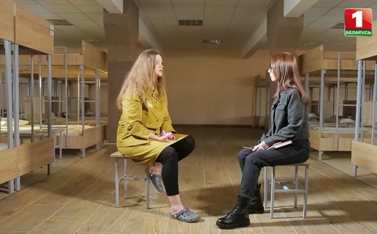 Palina Szarenda-Panasiuk w białoruskim więzieniu rozmawia z propagandową stacją telewizyjną Biełaruś