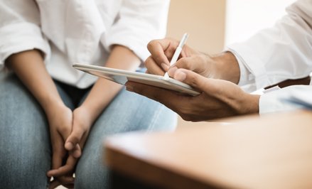 Eksperci wskazują konkretne sytuacje, w których lekarz powinien rozważyć ograniczenie lub zakończeni