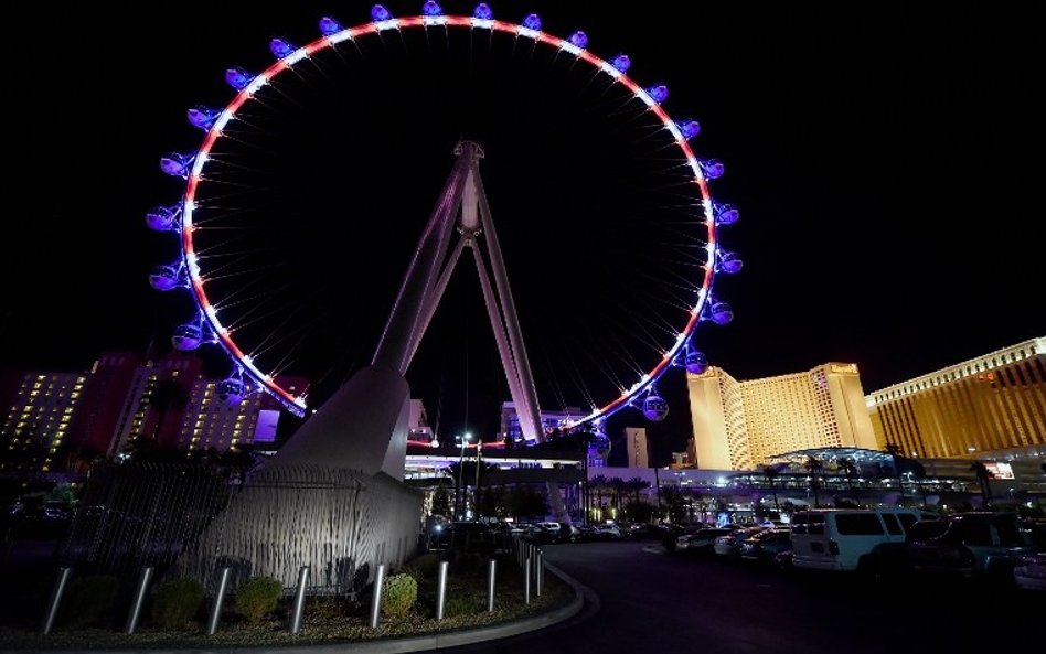 W Las Vegas barwy francuskiej flagi pojawiły się na diabelskim młynie.