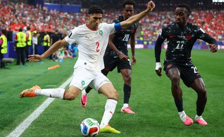 MŚ 2026, Kanada – Maroko. Achraf Hakimi i Richie Laryea w walce przy linii bocznej