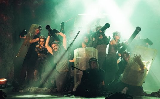 Rewolta, scena zbiorowa