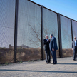 Joe Biden w niedzielę w El Paso rozmawiał na granicy z burmistrzem tego miasta w stanie Teksas Oscar