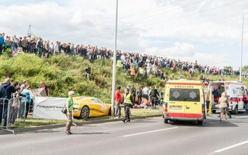 Akcja ratunkowa na miejscu wypadku podczas pokazów motoryzacyjnych Gran Turismo Polonia 2013 w Pozna