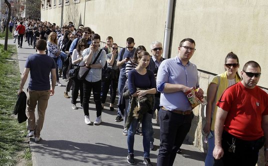 Kolejka przed jednym z lokali wyborczych w 11. Dzielnicy Budapesztu