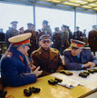 Wojciech Jaruzelski podczas manewrów Układu Warszawskiego wiosną 1981 roku między marszałkiem ZSRR W