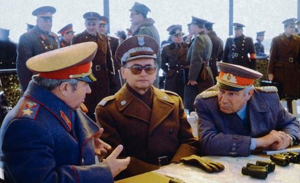 Wojciech Jaruzelski podczas manewrów Układu Warszawskiego wiosną 1981 roku między marszałkiem ZSRR W
