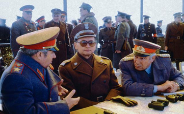 Wojciech Jaruzelski podczas manewrów Układu Warszawskiego wiosną 1981 roku między marszałkiem ZSRR W