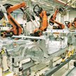 Roboty są powszechnie wykorzystywane w przemyśle motoryzacyjnym. Na zdjęciu maszyny w zakładach BMW.