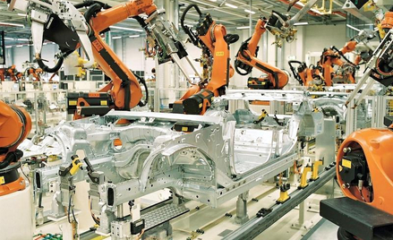 Roboty są powszechnie wykorzystywane w przemyśle motoryzacyjnym. Na zdjęciu maszyny w zakładach BMW.
