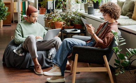 Biznes zmienia się wraz z rosnącymi oczekiwaniami, odpowiadając też na presję ze strony interesarius