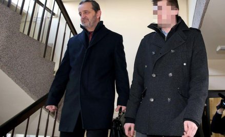 Sebastian K. i jego obrońca mecenas Władysław Pociej wychodzą po przesłuchaniu w krakowskiej prokura