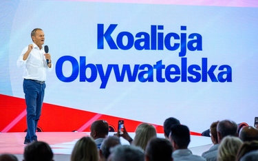 Przewodniczący PO Donald Tusk podczas konwencji programowej KO, odbywającej się pod hasłem "100 konk