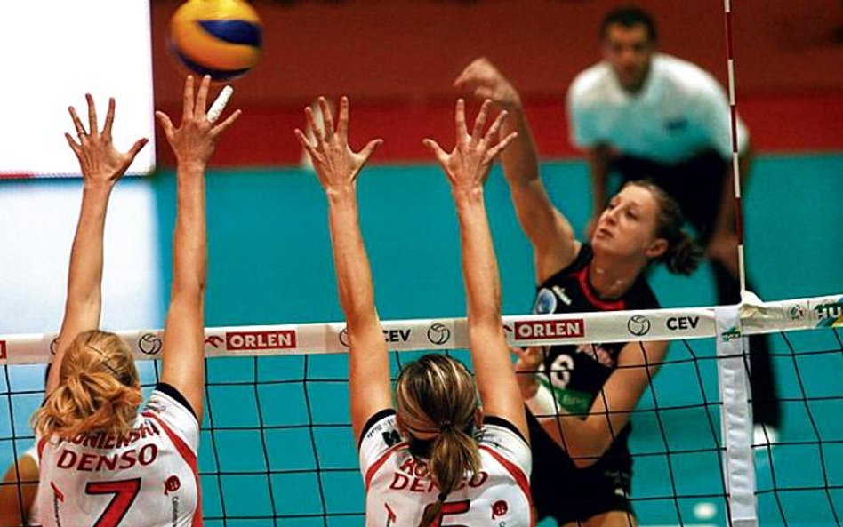 Atakuje Aleksandra Jagieło (Muszynianka). Mecz o Superpuchar Polski jej drużyna wygrała z Aluprofem 
