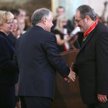 Prezydent Lech Kaczyński wręcza ordery, działaczam opozycji niepodległościowej.