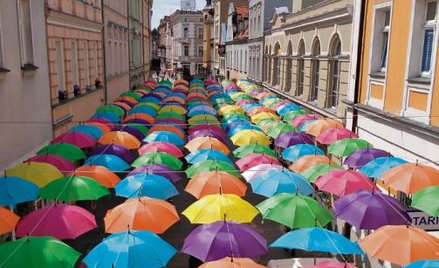 Kolorowe parasolki nad ul. Słowiańską w Lesznie przypominają, że lato już blisko.