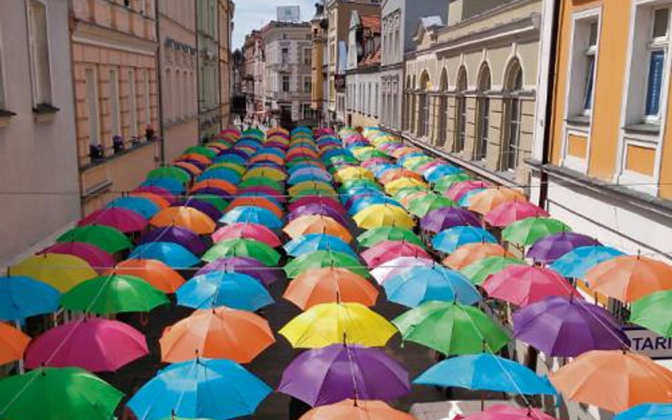 Kolorowe parasolki nad ul. Słowiańską w Lesznie przypominają, że lato już blisko.