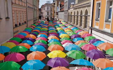 Kolorowe parasolki nad ul. Słowiańską w Lesznie przypominają, że lato już blisko.