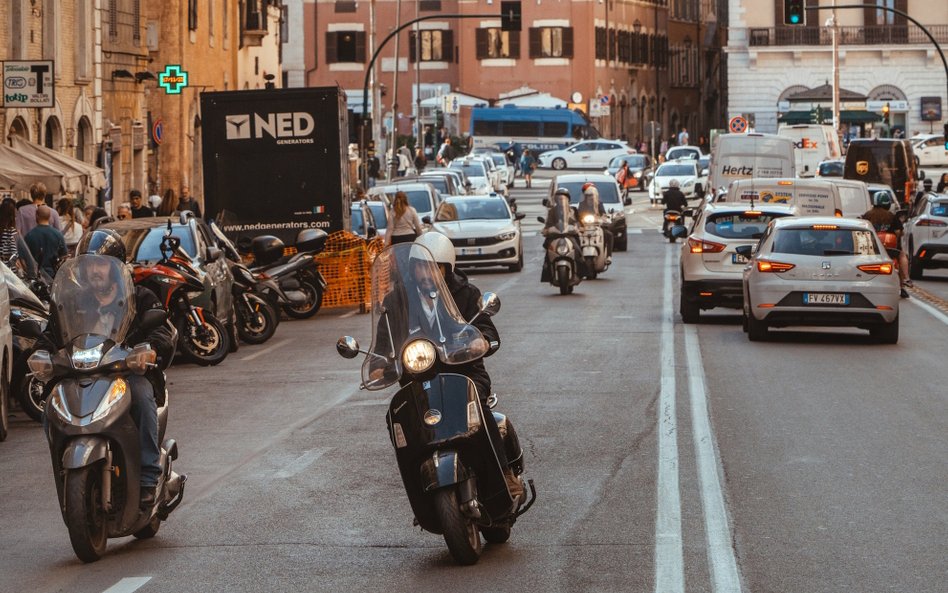 Włoskie skutery Vespa są wszechobecne na ulicach włoskich miast. Z pojazdami firmy Piaggio skuteczni