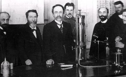 Profesor Karol Olszewski (trzeci z lewej) wśród współpracowników Instytutu Chemicznego UJ. Widoczny 