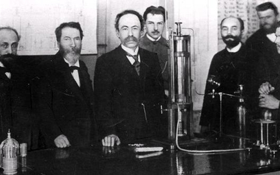 Profesor Karol Olszewski (trzeci z lewej) wśród współpracowników Instytutu Chemicznego UJ. Widoczny 