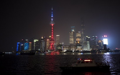 Wieża telewizyjna Oriental Pearl Tower w Szanghaju była przez godzinę podświetlona na niebiesko-biał