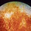 Europa, jeden z księżyców Jowisza, pokryta jest lodem poprzecinanym szczelinami. Na tym globie może 