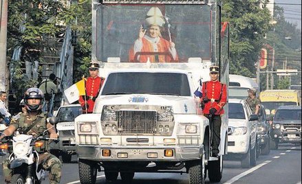W dwukrotnie odwiedzanym przez Jana Pawła II San Salvador parada na jego cześć odbyła się już w sobo