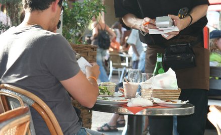 Skarbówka: restauracja nie zapłaci podatku od napiwków, ale ma inne obowiązki