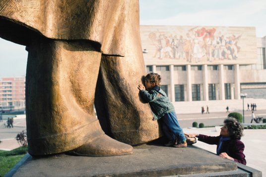 Jeszcze w 1990 r. albańskie dziecko tuliło się do 10-metrowego posągu Envera Hoxhy. 20 lutego 1991 r