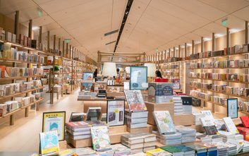 Przez całą noc dostępne będą kiermasze książek z atrakcyjnymi rabatami.