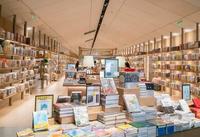 Przez całą noc dostępne będą kiermasze książek z atrakcyjnymi rabatami.