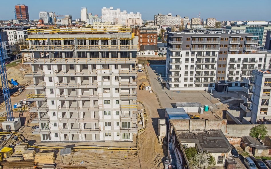 Pod koniec września na siedmiu największych rynkach było do kupienia niemal 80 tys. mieszkań