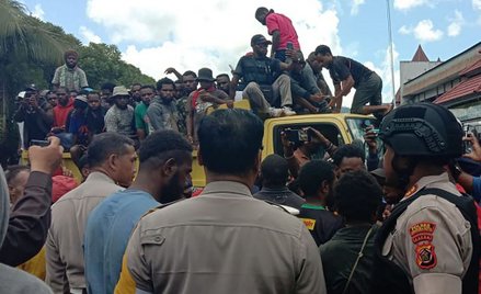 Uczniowie atakują maczetami: Zamieszki w Papui