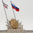 Rosyjska i krymska flaga nad budynkiem administracyjnym w Symferopolu