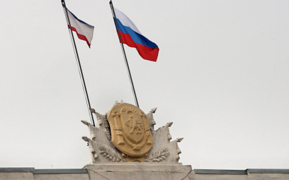 Rosyjska i krymska flaga nad budynkiem administracyjnym w Symferopolu