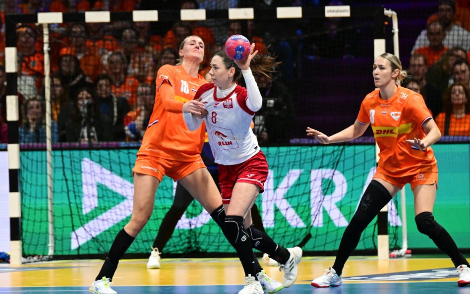 Polka Monika Kobylińska (C) oraz Kelly Dulfer (P) i Romee Maarschalkerweerd (L) z Holandii podczas m